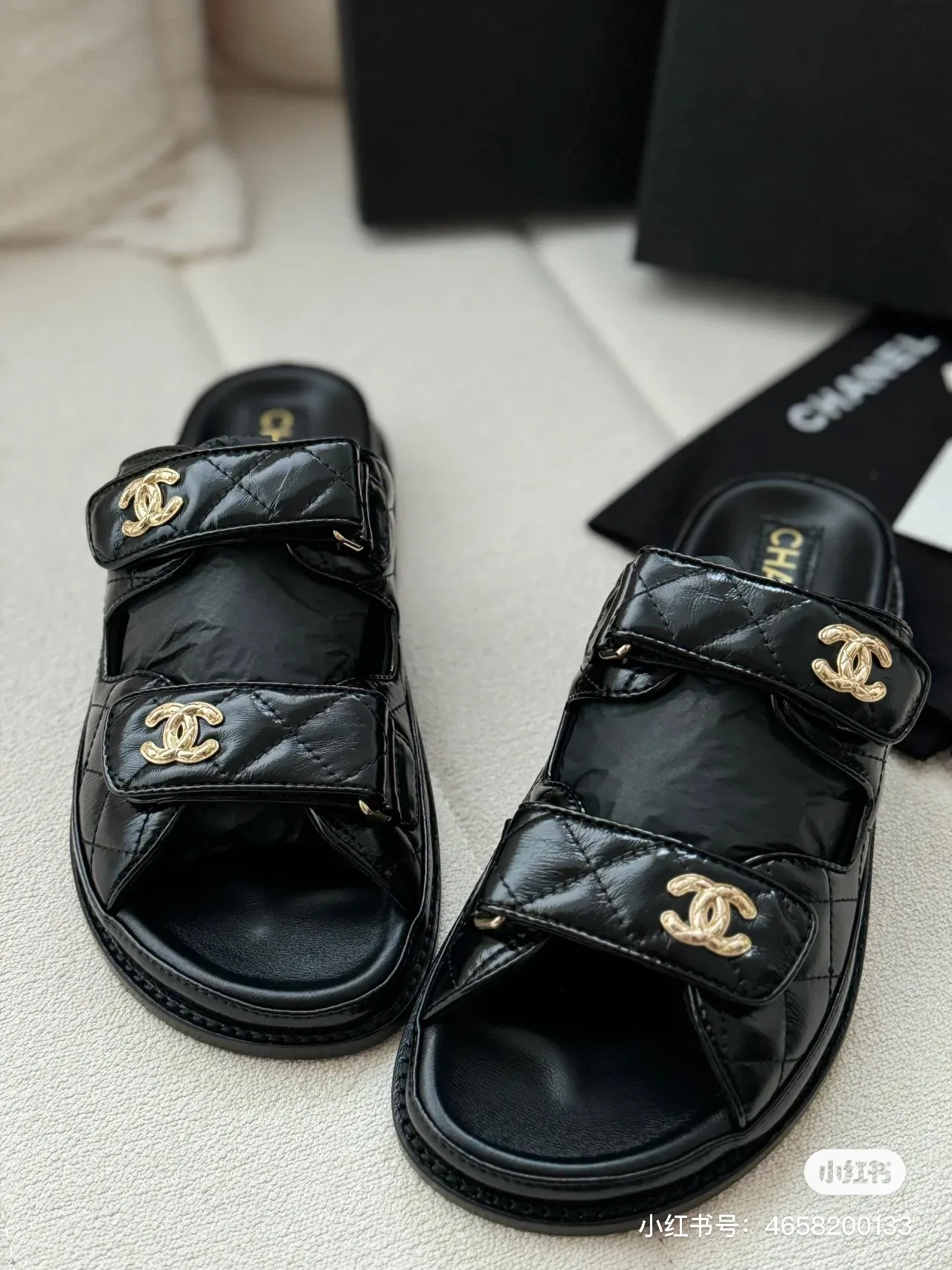 👟👟Ex-factory price 480👟👟 𝑐ℎ𝒶𝓃𝓮𝓁 2024 early spring latest season new Velcro slippers ————————————❤ European purchasing agent & fragrance grandma’s new fashion latest layout 🔛 Small fragrance sandals that exude lasting charm ~ The original development supports any comparison in the market 🆚The so-called smooth and natural lines To restore the original look, many celebrities have recommended it as one of the must-have items for spring. It is super comfortable on the feet! [Top version] ⚫ Size: 35-41 ⚫ Color: white